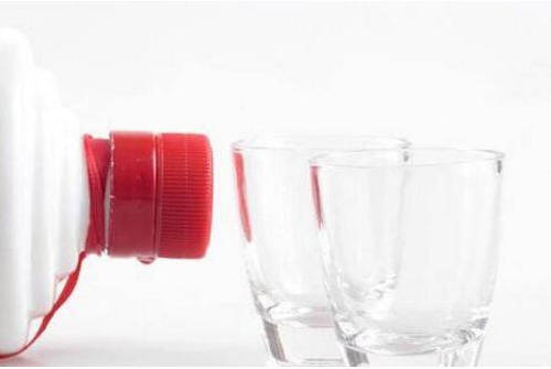 裸瓶白酒哪个牌子好（探寻裸瓶白酒品牌的口感和质量）