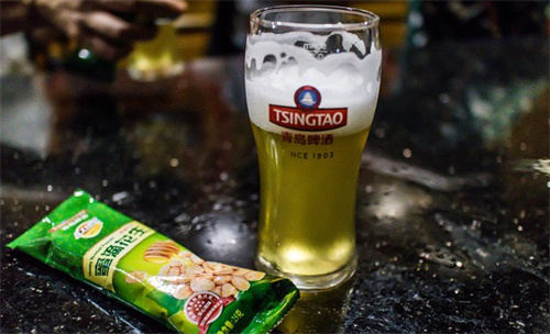 喝啤酒不能喝什么（啤酒中的禁忌成分及其危害）